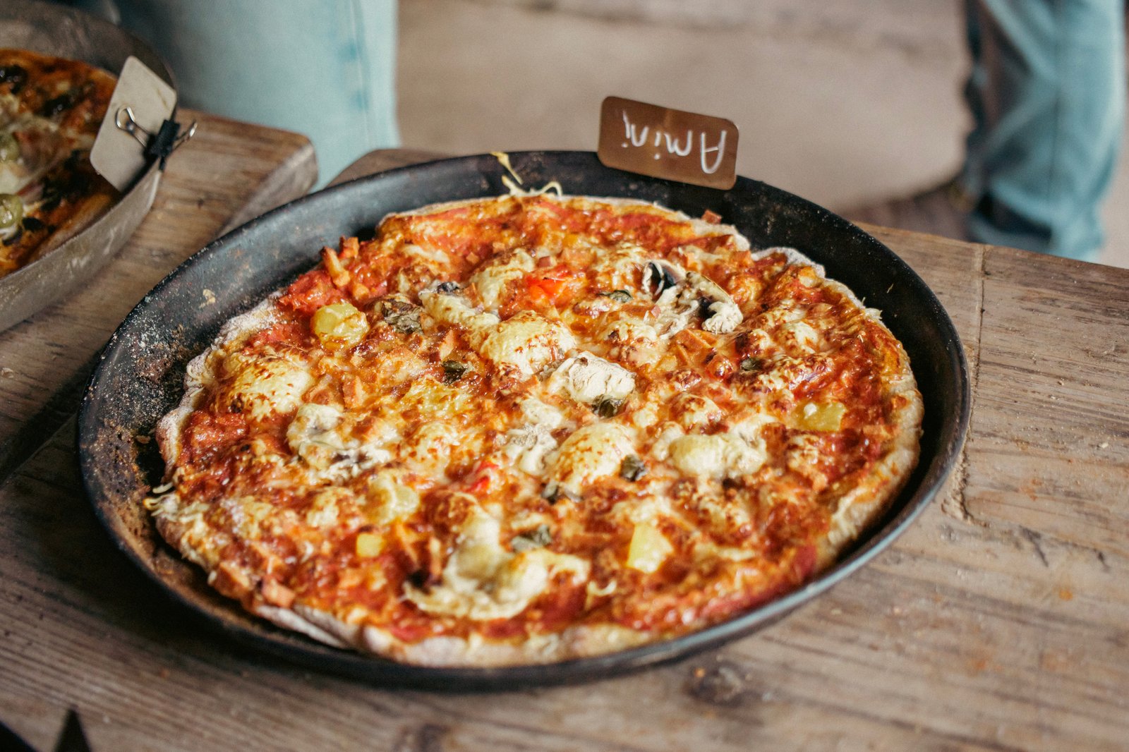 Pizza au levain sortie du four à bois