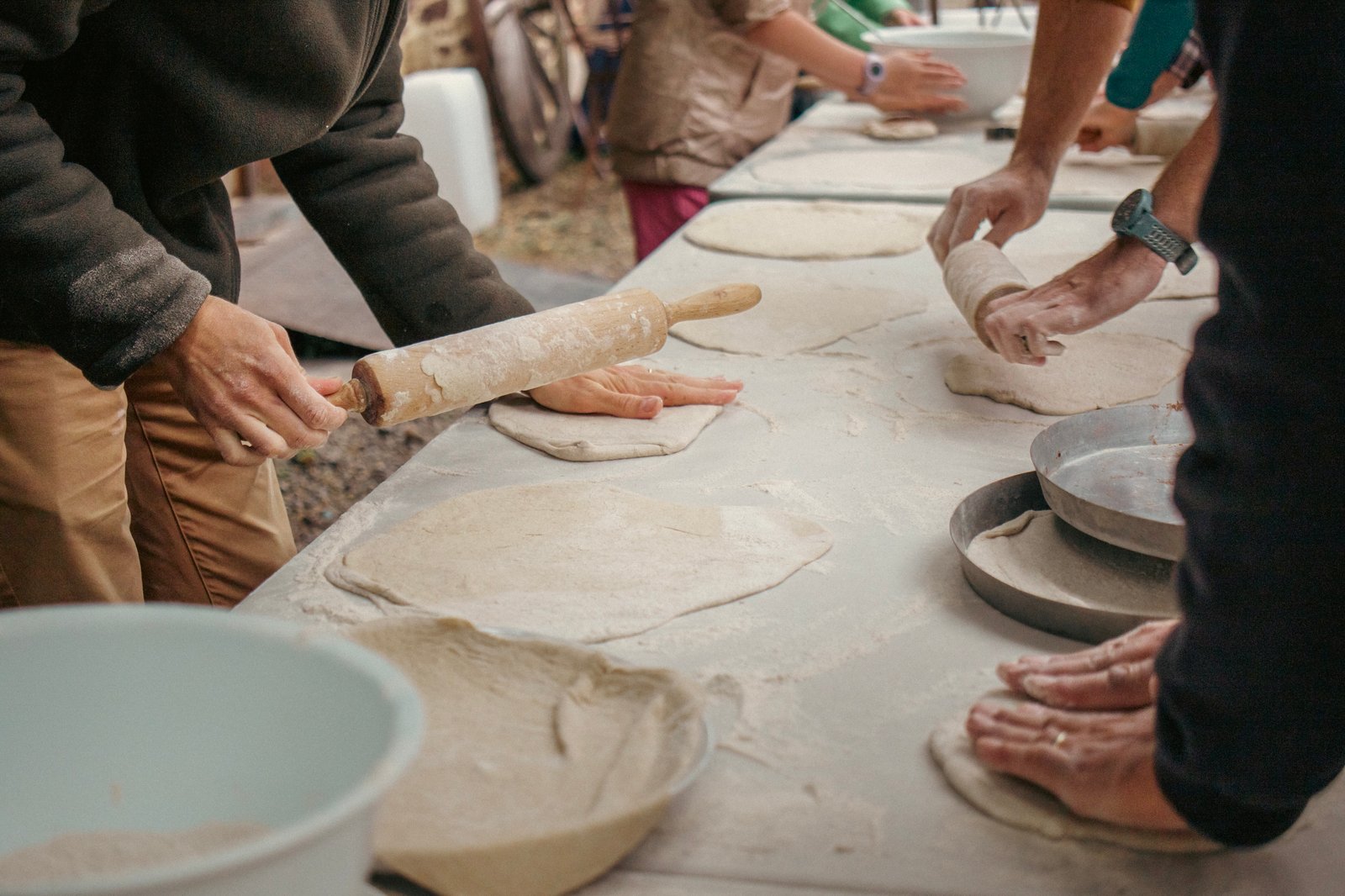 Les pâtons au levain s'étalent au rouleau